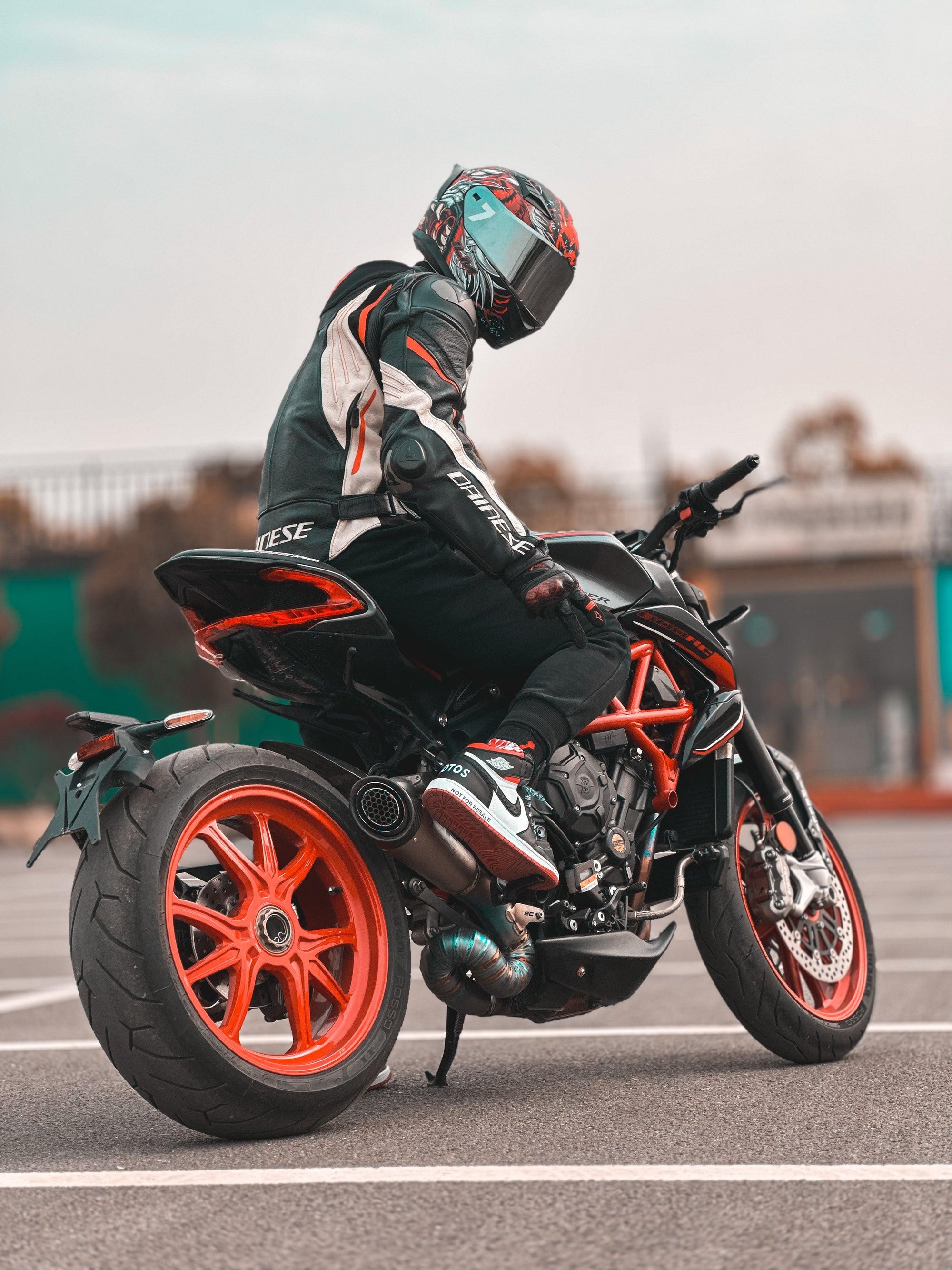 What motorcycle helmet should i get?From the source of helmet production - helmet molding - ILM