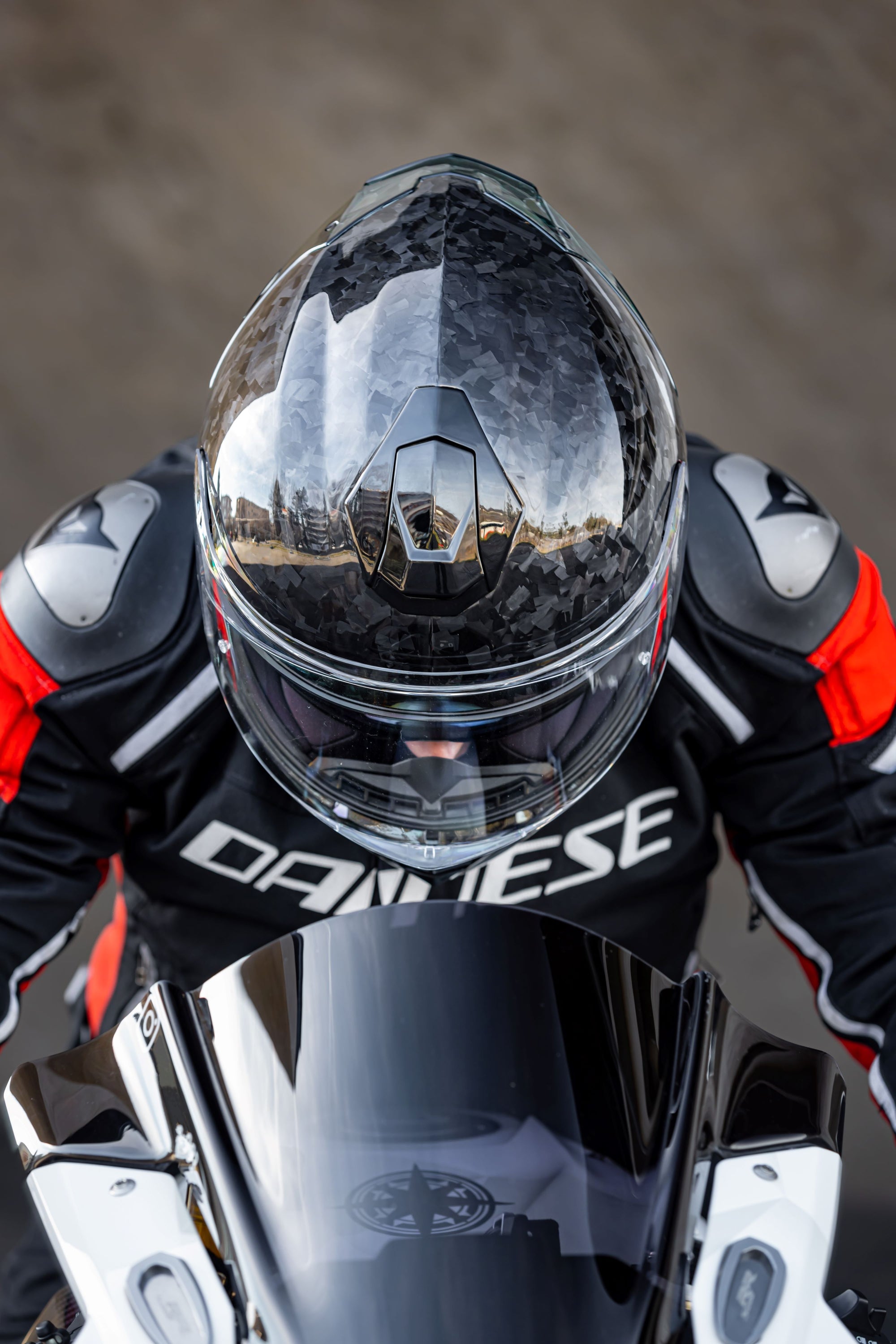 What material are ILM motorcycle helmets made of? The future of the hot motorcycle helmet carbon fiber material